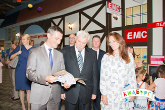 Губернатор Полтавченко побывал в детской игровой клинике EMS