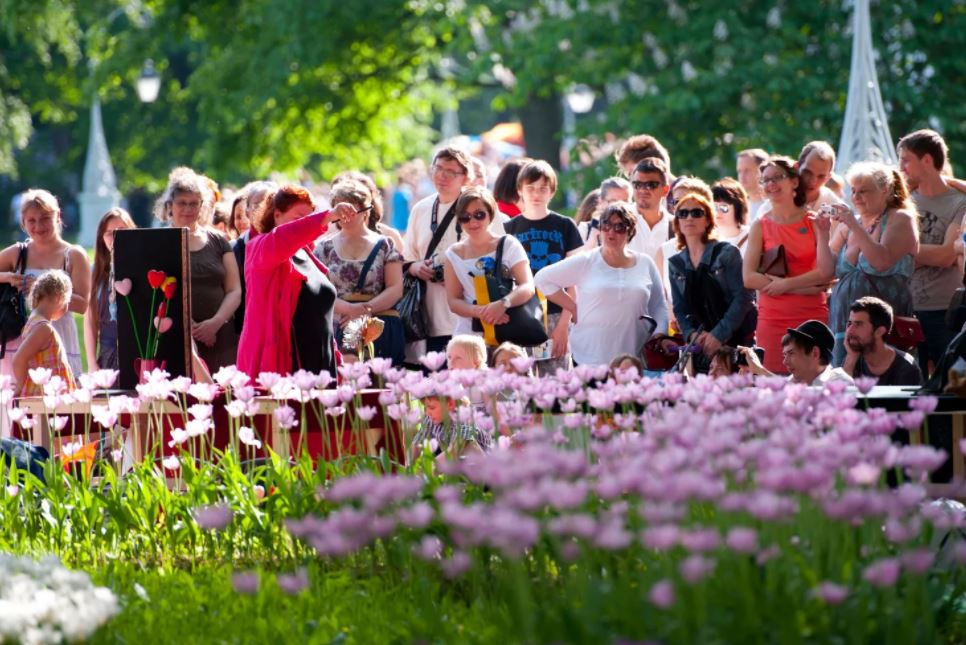 Скорая помощь EMS оберегала здоровье петербуржцев на "Фестивале тюльпанов" на Елагином острове