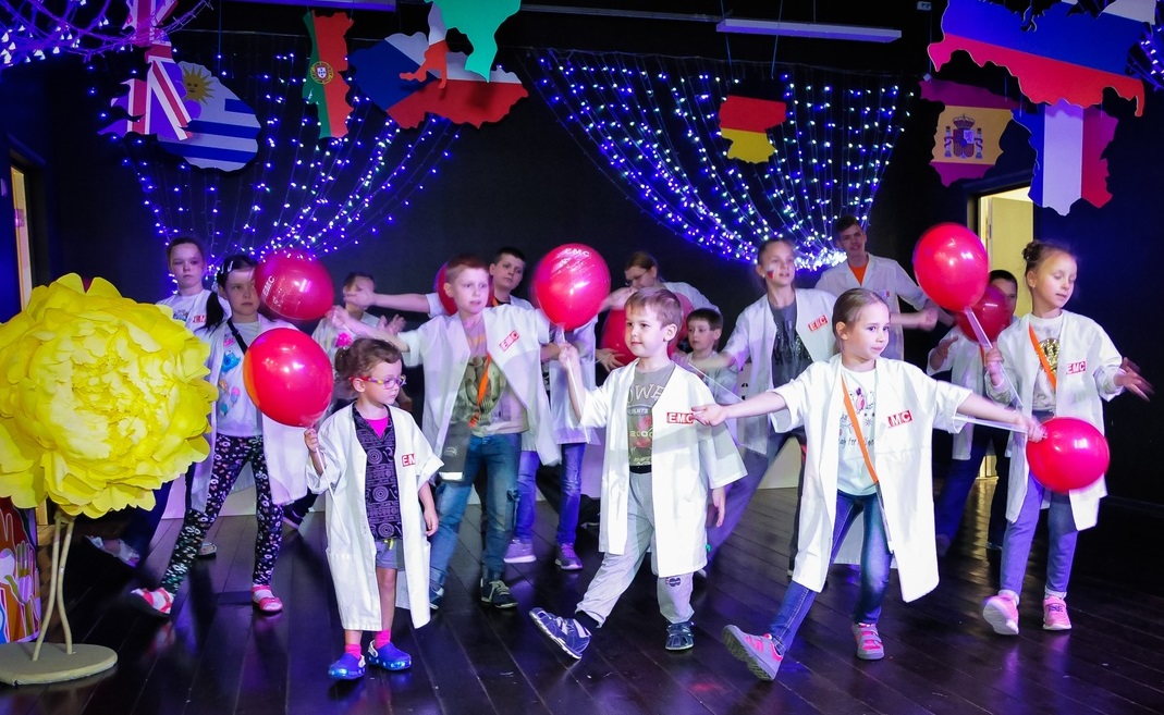 Клиника EMS для всех маленьких посетителей детского города профессий КидБург провела праздник День медицинского работника